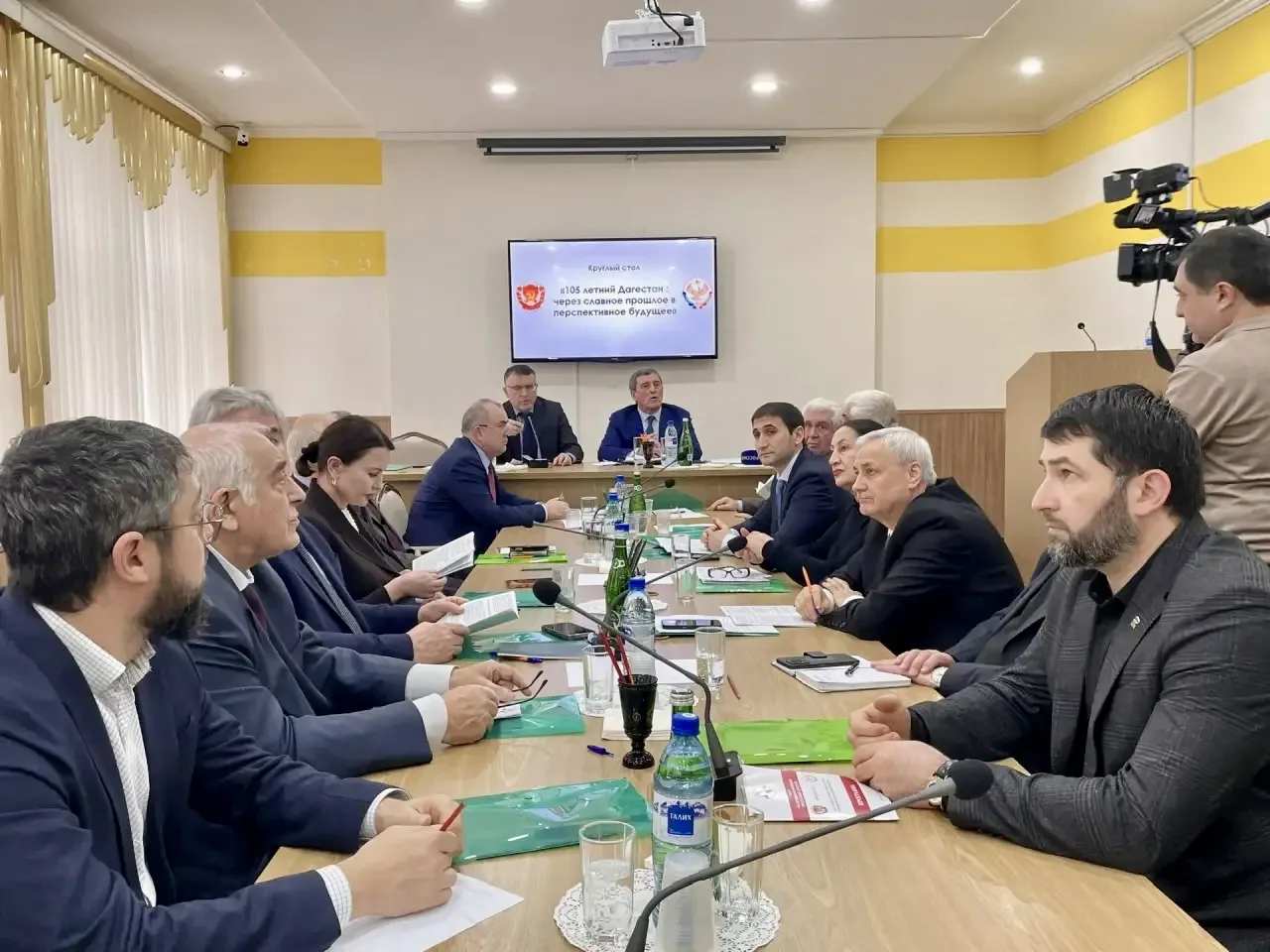 В Махачкале прошёл круглый стол «105-летний Дагестан: через славное прошлое к перспективному будущему»